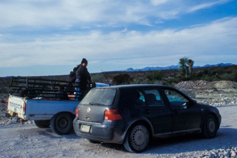 Einheimische Helfer bei Reifenpanne in Baja California