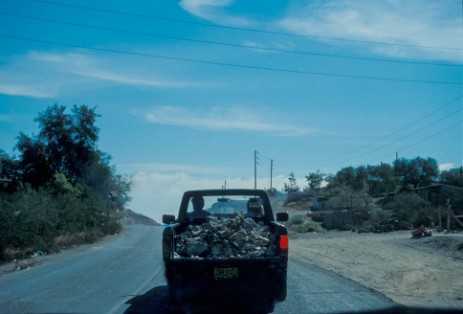 Fahrzeug mit ungesicherter Ladung in Baja California