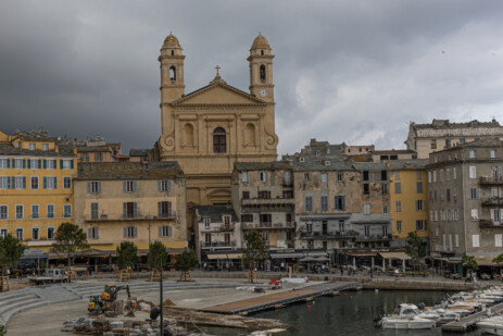 Bastia - Hafen mit Kathedrale bei schlechtem Wetter