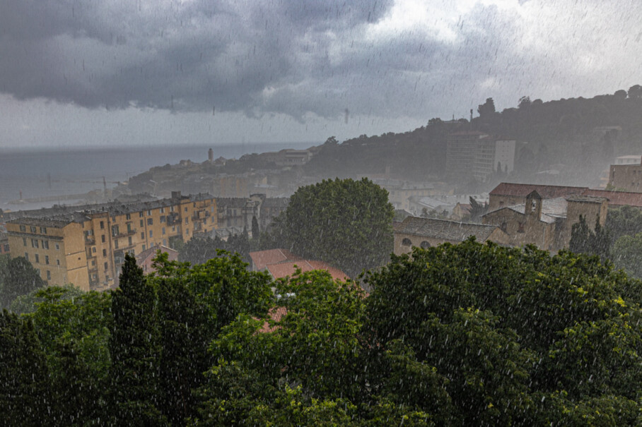 Blick vom Hotel auf Bastia bei Regen