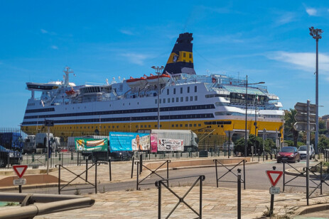 Fähren im Hafen von Bastia