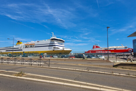 Fähren im Hafen von Bastia