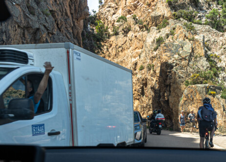 Verkehrschaos bei Fahrt durch die Calanques de Piana
