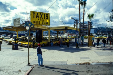 Taxi und Busse an Grenze in Tijuana