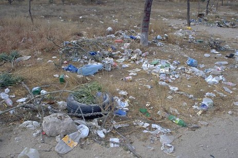 Müll neben Straße in Baja California