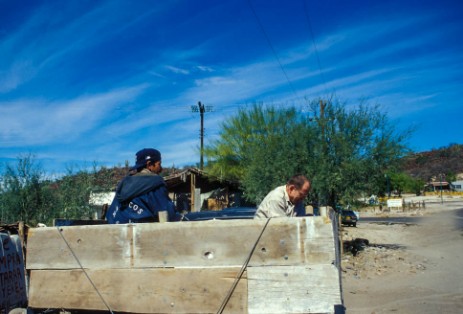 Einheimische Helfer bei Reifenpanne an Piste in Baja California