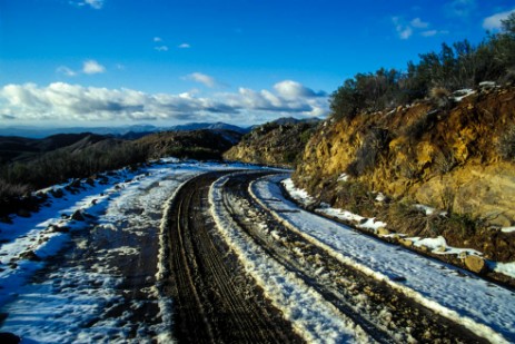 Verschneite Straße zu Parque Nacional Sierre da San Pedro Martir